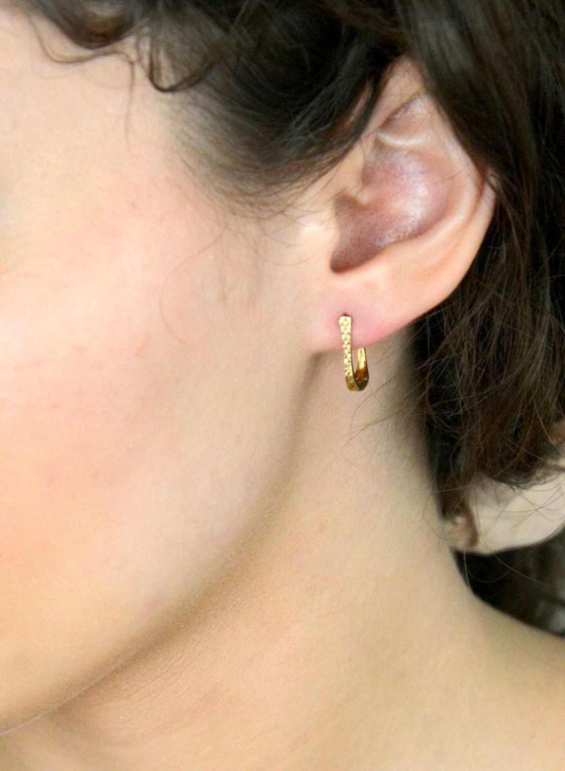 Eleganckie kolczyki wykonane z wysokiej jakości złota próby 333, które zachwycają subtelnym grawerem dodającym im wyjątkowego charakteru. 2.jpg